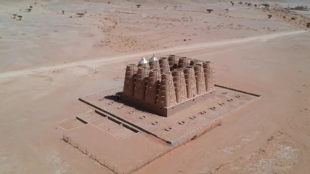 Câmera Drone Voa Sobre Lama Tradicional Abandonada Tijolo Árabe Dovecote — Vídeo de Stock