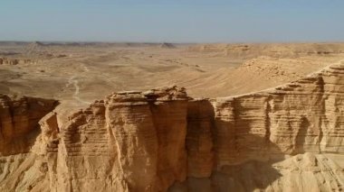 Suudi Arabistan 'ın Riyad kenti yakınlarındaki popüler bir turizm merkezi olan Dünyanın Kıyısı' nın havadan görünüşü