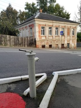 Önünde artezyen kuyusu olan eski bir yerleşim yeri olan bir cadde, Kaluga, Rusya