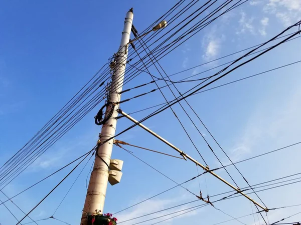 电线杆城市里有电线的电线杆 — 图库照片