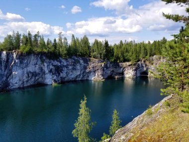 Ruskeala Dağ Parkı, Karelia, Rusya 'da su altında kalmış bir taş ocağı.