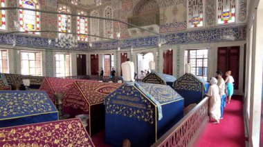 İstanbul, Türkiye - 7 Ağustos 2025: Sultan I. Ahmed 'in türbesinin içi.