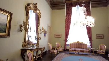 İstanbul, Türkiye - 8 Ağustos 2025: Dolmabahce Sarayı 'nın içi