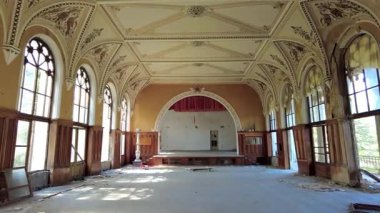 Terk edilmiş sanatoryumdaki konser salonunun içi Meshakhte, Tskaltubo, Georgia