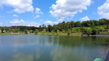 Tsivi Gölü güneşli bir yaz gününde, Tskaltubo, Georgia
