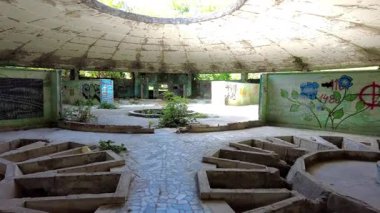 Tskaltubo Tatil Köyü, Gürcistan - 21 Haziran 2025: 8 numaralı terk edilmiş hamamın içi