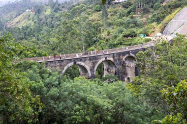 Dokuz Kemerli Köprü, Ella, Sri Lanka yakınlarındaki bir viyadük köprüsü olarak da adlandırılır.