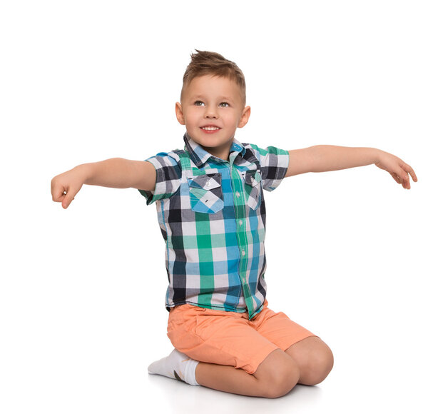 The boy sits on the knees