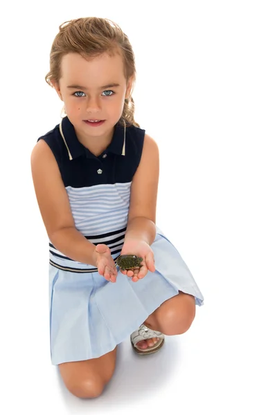 Flicka som håller en sköldpadda — Stockfoto