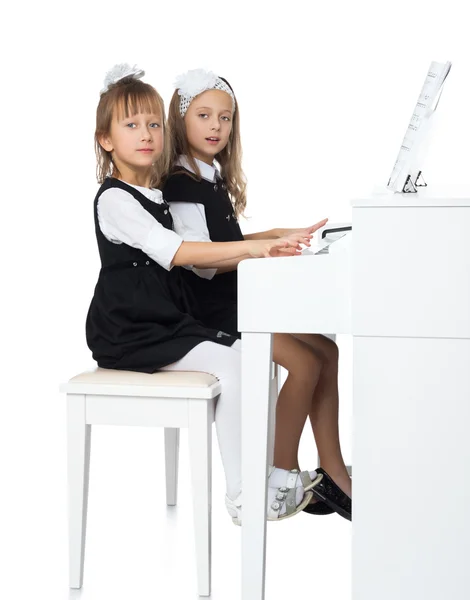 Meninas tocam piano — Fotografia de Stock