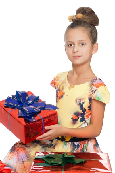 Meisje met een cadeau in zijn handen — Stockfoto