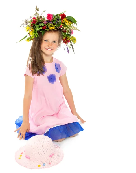 Menina com uma coroa de flores na cabeça — Fotografia de Stock