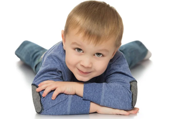 Jongen ligt op de vloer — Stockfoto