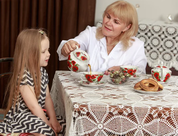 Grand-mère et petite-fille prenant le thé — Photo