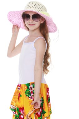 güneş gözlüklü kız