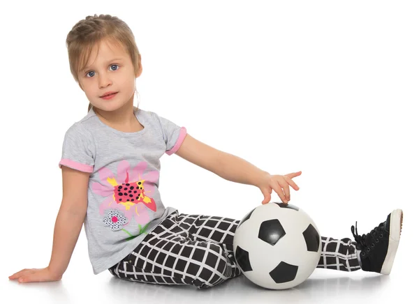 Mädchen spielt mit Ball — Stockfoto