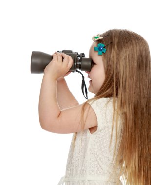 kız dürbünle bakıyor