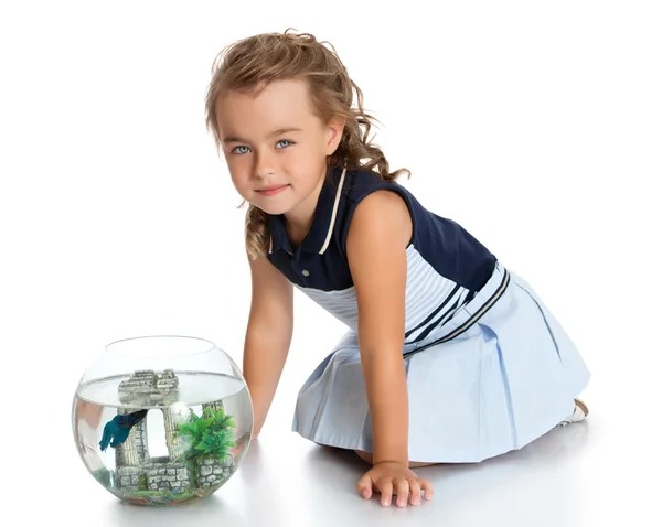 Meisje kijkt vis in een aquarium — Stockfoto