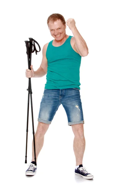 Der Mann ist mit Nordic Walking beschäftigt — Stockfoto