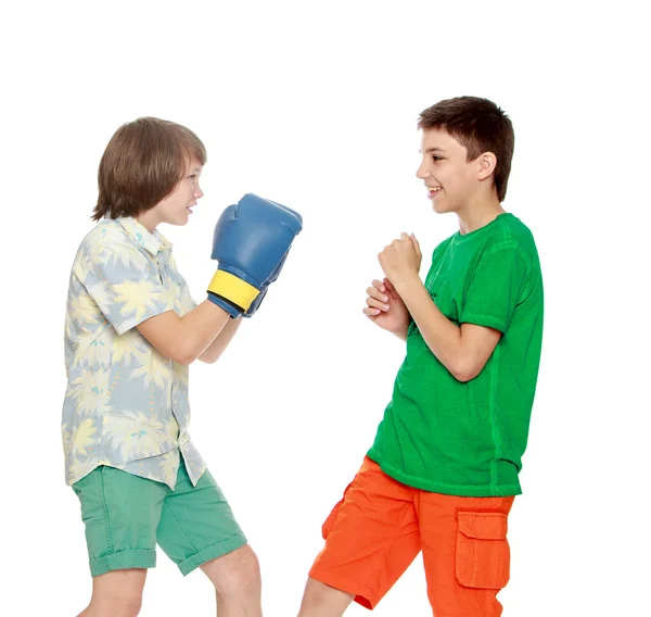 Teenagers fight each other — Stock Photo, Image