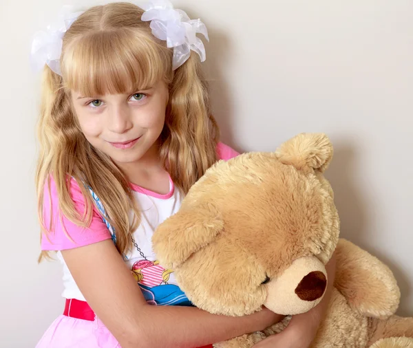 Chica con un osito de peluche —  Fotos de Stock