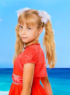 Turuncu elbiseli küçük kız