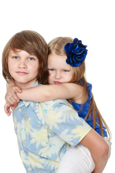 Broer en zus knuffelen — Stockfoto