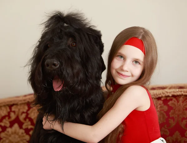 女孩抱着一条狗 — 图库照片