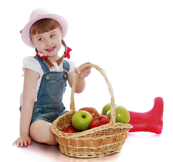 Girl with a basket of apples — Stock Photo, Image