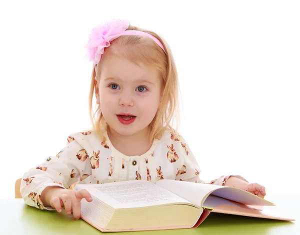 Little girl reading a book — Stock Photo, Image