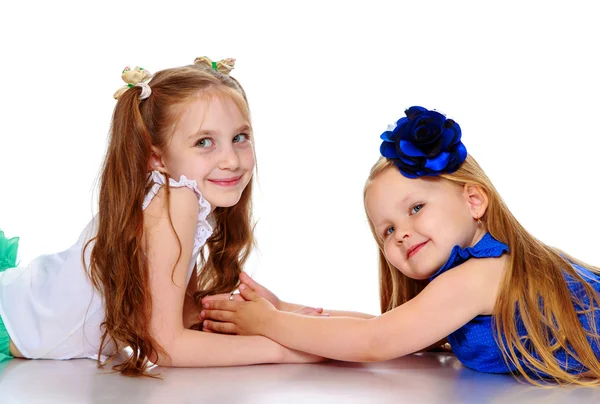 Sisters lying on the floor — Stock Photo, Image