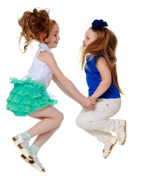 Dwie dziewczyny skoki — Zdjęcie stockowe
