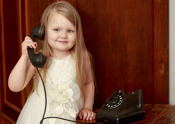 Meisje met vintage telefoon — Stockfoto