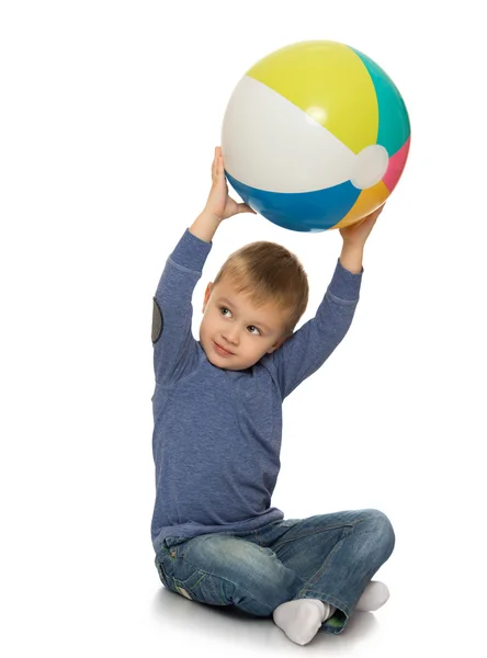 Kleiner Junge mit Ball — Stockfoto