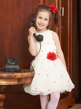 vintage telefon ile kız