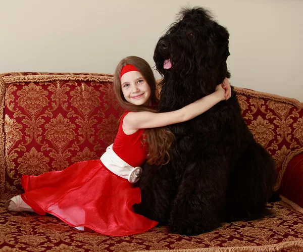 Chica abrazando a un perro —  Fotos de Stock