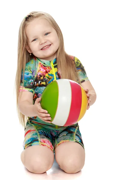 Topu küçük kızla — Stok fotoğraf