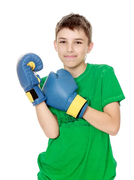 Adolescente envolvido no boxe — Fotografia de Stock