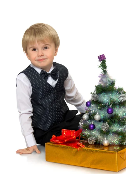 De jongen heeft het geschenk — Stockfoto