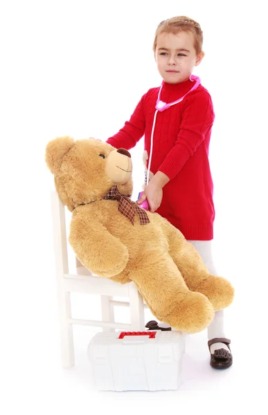 Маленька дівчинка грає з плюшевим ведмедем — стокове фото