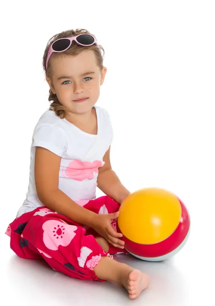 Κορίτσι που παίζει με μπάλα — Φωτογραφία Αρχείου