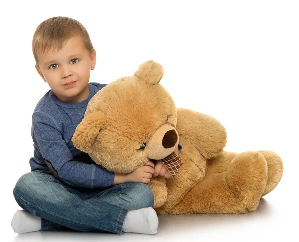 Chico con un osito de peluche — Foto de Stock