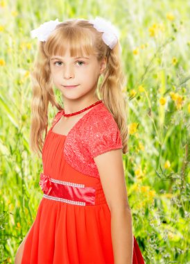 Turuncu elbiseli küçük kız