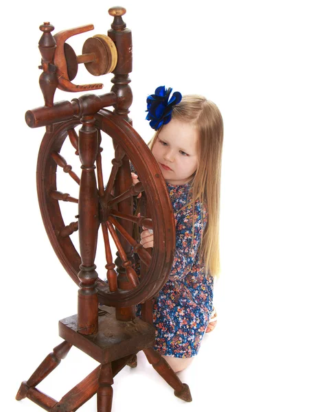A menina olha para a roda giratória — Fotografia de Stock