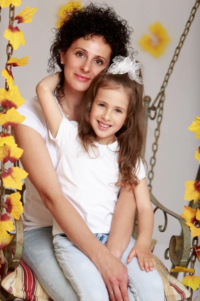 Fille et maman balançant sur les balançoires — Photo