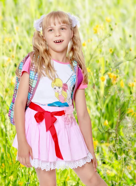 Девушка со школьным рюкзаком — стоковое фото