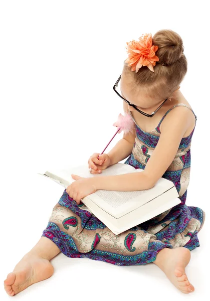 The girl draws book — Stock Photo, Image