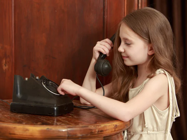 Pigen ringer på den gamle telefon - Stock-foto