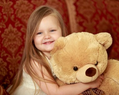 Oyuncak ayılı bir kız.