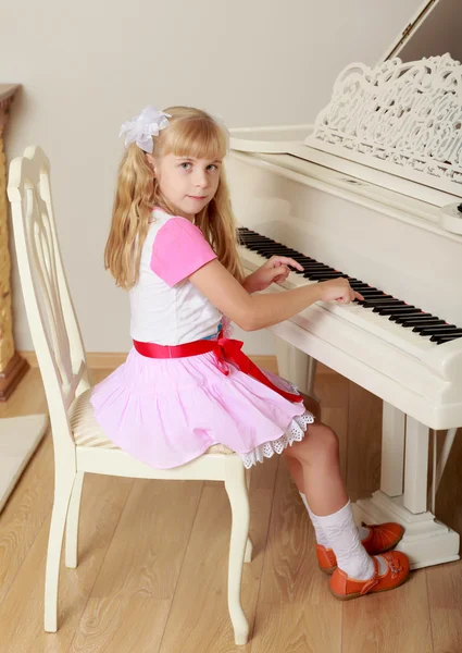 Flicka spelar piano — Stockfoto